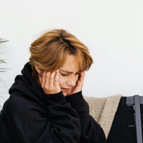 mulher portuguesa em sessão de terapia holística online