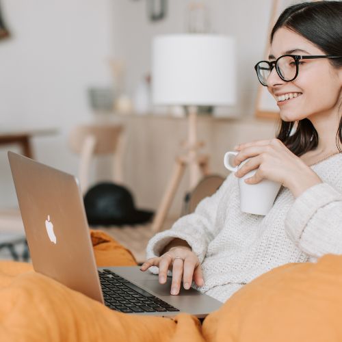 mulher portuguesa em sessão de terapia online